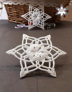 Diy Macrame Mandala Tutorial, Macrame Snowflake Tutorial, Christmas Snowflakes Crafts, Diy Christmas Snowflakes, Free Macrame Patterns, Christmas Snowflakes Ornaments, Macrame Knots Tutorial, Crochet Snowflake Pattern, Macrame Christmas