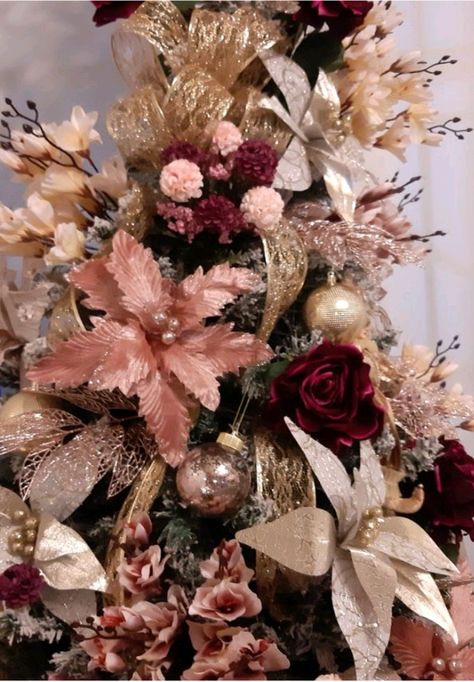 Christmas Tree Roses, Diy Christmas Trees, Pink Christmas Tree Decorations, Nutcracker Christmas Tree, Appetizers Christmas, Christmas Tree Inspo, Christmas Tree Decorating Themes, Rose Gold Christmas, Tree Themes