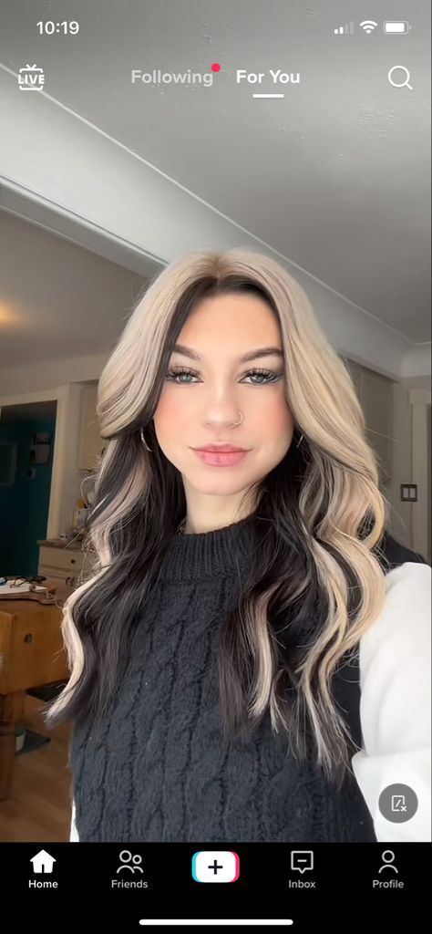 Hair Color Layers, Blonde Hair With Brown Underneath, Brown Hair Underneath, Hair Color For Brown Skin, Split Dyed Hair, Cute Hair Colors, Dyed Hair Inspiration, Hair Techniques, Long Hair Color