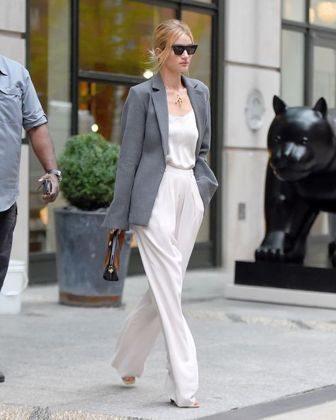 Rosie Huntington-Whiteley Makes Summer Look Sleek and Sophisticated Rosie Huntington Whiteley Street Style, Rosie Huntington Whiteley Style, Walking Down The Street, Gray Blazer, Rosie Huntington, Girl Boss Style, Huntington Whiteley, Elegante Casual, Fall Outfits For Work