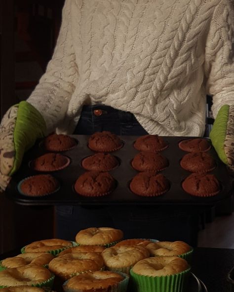 Baked Good Aesthetic, Cooking And Baking Aesthetic, Dark Academia Fall, Aesthetic Baking, Muffins Chocolate, Baking Aesthetic, Fall Cupcakes, Aesthetic Dark Academia, Baking Classes