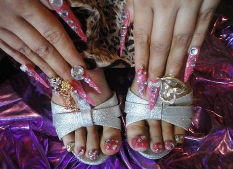 Gyaru Icon, Japanese Gyaru, Gyaru Nails, Nails Charms, Duck Nails, Makeup Help, Cute Acrylic Nail Designs, Pin Up Outfits, Really Cute Nails