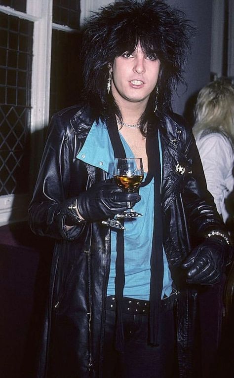 Motley Crue Nikki Sixx, Shout At The Devil, Jim Morrison Movie, Sixx Am, 80s Glam, Vince Neil, Motley Crüe, 80s Bands, Nikki Sixx