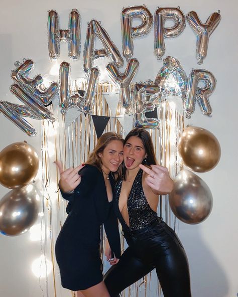 New Year Decorations Outdoor, New Years Party Decorations Diy, Diy New Years Backdrop, Nye Picture Ideas Friends, New Years Eve Party Ideas Decorations Photo Backdrops, New Year’s Eve Photo Ideas, New Years Eve Picture Ideas, New Years Backdrop Ideas, New Year’s Eve Picture Ideas