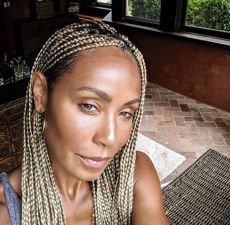 Jada Pinkett Smith Short Hair, Jada Braids, Blonde Knotless Braids, Blonde Knotless, Braids Black Women, Afro Styles, Short Hair Braids, Braids With Shaved Sides, Twisted Hair