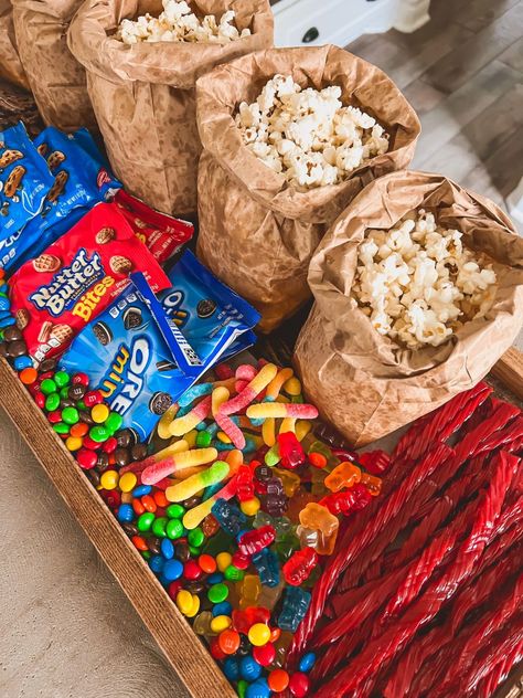 Popcorn board with candy and popcorn. Movie Night Board, Movie Night Sleepover, Movie Night Party Ideas, Popcorn Movie Night, Backyard Movie Night Party, Birthday Movie Night, Night Party Ideas, Sleepover Snacks, Movie Night Food