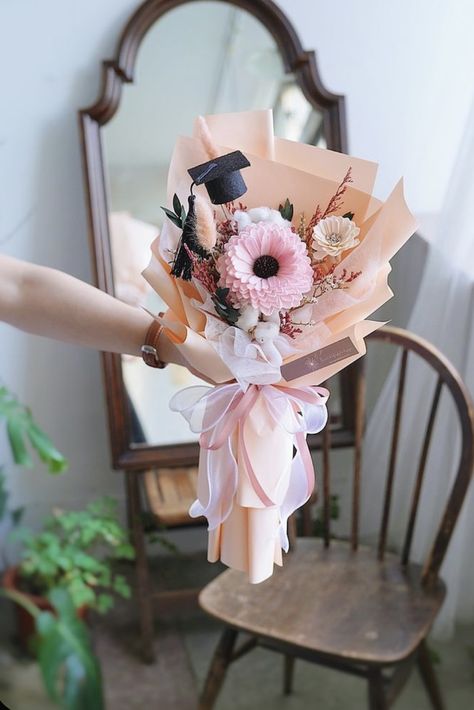 Graduation Flowers Bouquet, Graduation Flower Bouquet, Graduation Bouquet, Graduation Flowers, Diy Bouquet Wrap, Eternal Flower, Best Graduation Gifts, Pink Sunflowers, Flower Birthday