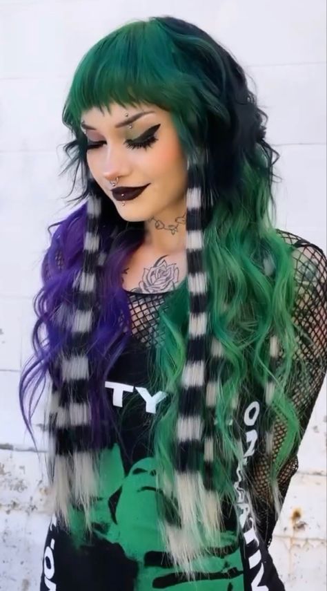 Beetlejuice Hair, Creative Hair Color, Goth Hair, Dyed Hair Inspiration, Hair Dye Ideas, Punk Hair, Pretty Hair Color, Peinados Fáciles Para Cabello Corto, Hair Stylies