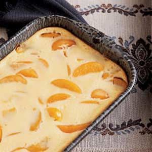 Peach Kuchen with Sour Cream - I make Kuchen frequently. It is an upscale cobbler, with a cake-like bottom and sweet cream topping that is very tasty and satisfying.  Enjoy! German Desserts, Peach Desserts, Peach Cake, Peach Recipe, German Food, Fruit Desserts, Healthy Dessert, Coffee Cake, Flan