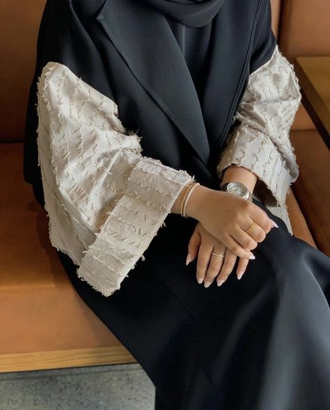 Black And White Abaya, Cream Abaya, Abaya Fashion Modern, White Abaya, Abaya Designs Latest, Abaya Fashion Dubai, Abaya Outfit, Abaya Black, Black Abaya