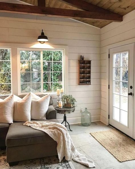 Trendy Farmhouse Style Decoration Ideas For Living Room31 uncategorized #trendy #farmhouse #style #decoration #ideas #for #living #room31 Modern Farmhouse Sunroom, Country Farmhouse Living Room, Farmhouse Sunroom, Sunroom Makeover, Sunroom Decor, Simple Farmhouse, Sunroom Decorating, Sunroom Designs, Country House Design