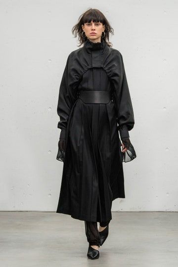 Hyke Tokyo, Neo Fashion, Tokyo Spring, 2018 Fashion, Tokyo Fashion, Vogue Russia, Looks Chic, Dark Fashion, Vogue Paris