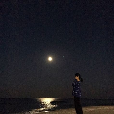 Fictional Character Aesthetic, Beach Night Photos, Moon Girl, Beach At Night, Fotografi Vintage, The Moon Is Beautiful, Haikou, Night Vibes, Taylor Swift Album