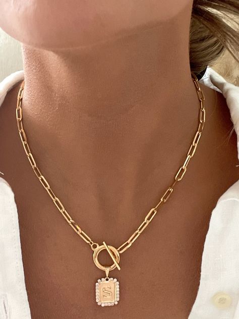 Pretty Ornaments, Dainty Necklace Gold, Gold Initial Pendant, High End Jewelry, Paperclip Necklace, Trending Necklaces, Necklace Initial, Toggle Necklace, Jewelry Accessories Ideas