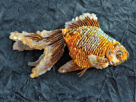 Goldfish Embroidery, Gold Fish Embroidery, Brooches Diy, Fish Beaded Embroidery, Bead Embroidery Lobster, Embroidery School, Beaded Creatures, Gold Fish-shaped Brooch Gift, Fish Brooch