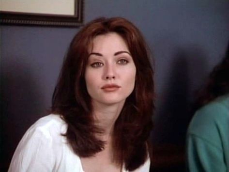 Charmed Hairstyles 90s, Shannen Doherty 90210, 90s Dark Hair, Shannen Doherty Hair, Shannen Doherty 90s Style, Brenda Walsh Style, Brenda Walsh Hair, Hair Ideas 90s, Shannen Doherty 90s