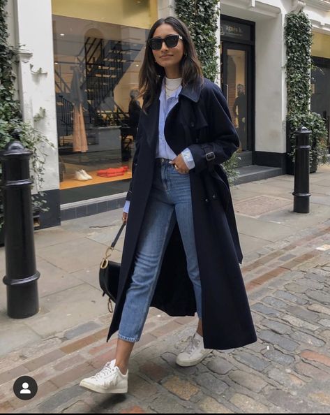 Black Trench Coat Outfit Winter, Trench Coat Outfit Winter, Long Black Trench Coat, Long Coat Outfit, Pijamas Women, Walking Down The Street, Trench Coat Outfit, Winter Fashion Outfits Casual, Trench Coat Black