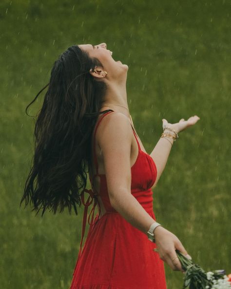 dancing in the rain with @aleahbeah16 is the absolute best way to spend a thursday evening, just try & change my mind🤭 this is the energy i adoreeee from seniors! instead of being bummed that her session ended with rain clouds instead of golden hour, aleah ran right into the rain & had herself a dance party🕺consider this your sign to embrace whatever comes during your senior session! the most fun pictures come from unplanned situations (or weather lol) aleah, i'm just so thankful you're on ... Outdoor Rain Photoshoot, Rain Poses, Rainy Pictures, Photoshoot In The Rain Photo Ideas, Rain Poses Photo Ideas, Photo Shoot In The Rain Ideas, Photoshoot In The Rain, Pictures In The Rain, Rainy Day Senior Photos