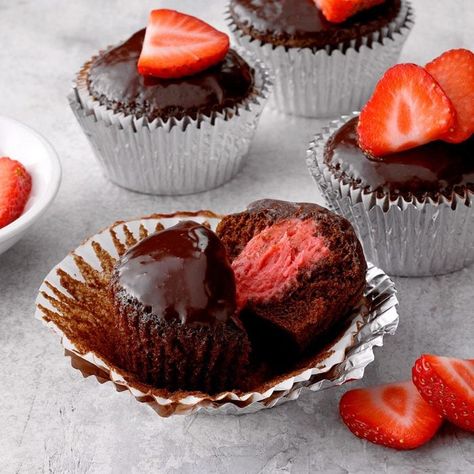 Chocolate Cupcakes with Strawberry Filling Engagement Cupcakes, Home Chocolate, Baked Pesto Chicken, Strawberry Dessert Recipes, Vegetarian Bake, Baking Cocoa, Strawberry Filling, Freeze Dried Strawberries, Strawberry Cupcakes