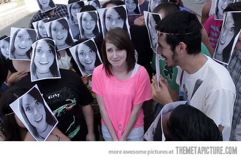 Overly Attached Fans… I love the she looks like she's so touched she's about to cry. Overly Attached Girlfriend, Popular Images, I Cant Even, Memorable Moments, Best Memes, Meme Pictures, New Memes, Trending Memes, Funny Images