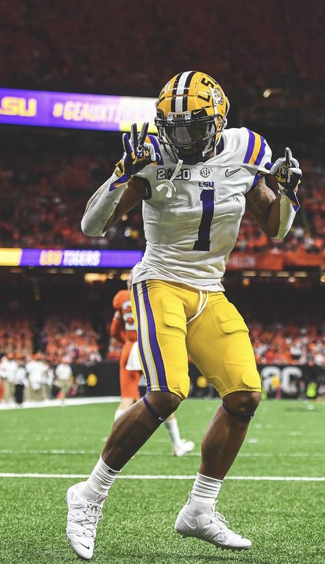 Cool Football Pictures, Football Swag, Football Poses, College Football Players, Lsu Tigers Football, Nfl Football Pictures, Nfl Football Art, Lsu Football, Football Photography