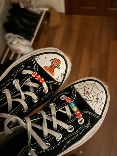 Spider Man Converse, Best Mens Shoes, Drawing On Shoes, Converse Drawing, Doodle Shoes, Best Sandals For Men, Mens Shoes Casual, Converse Design, Spiderman Spiderman