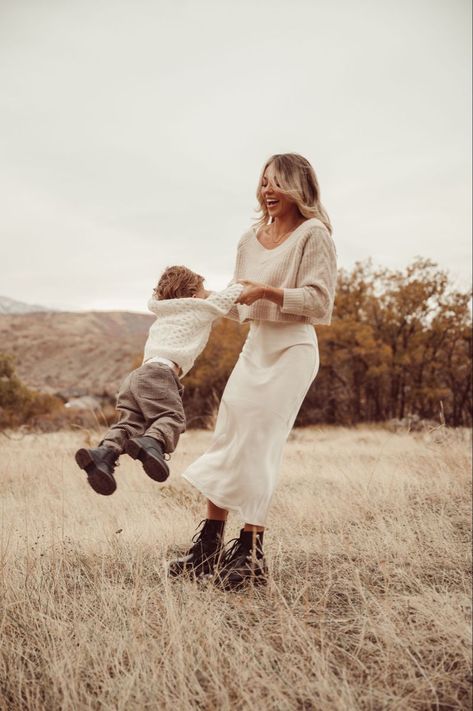 Cute Mother And Son Photos, Family Photos Sweatpants, Mom And Son Field Photoshoot, Evening Family Photos, Mom And Son Sunset Photoshoot, Boho Fall Pictures, Cool Family Photo Outfits, Photo Mother And Son, Mom And Son Photoshoot Outfits