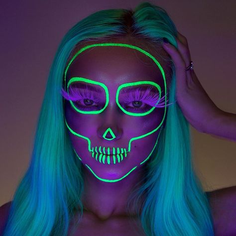 Neon Halloween Makeup Easy, Uv Paint Makeup, Pintura Facial Neon, Skeleton Makeup Kids, Dark Halloween Makeup, Glow Face Paint, Black Light Makeup, Uv Face Paint, Neon Face Paint