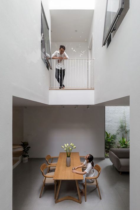 Narrow House, Minimalist House Design, Minimalism Interior, High Ceilings, House Architecture Design, Small House Design, 인테리어 디자인, Minimalist Home, House Inspo