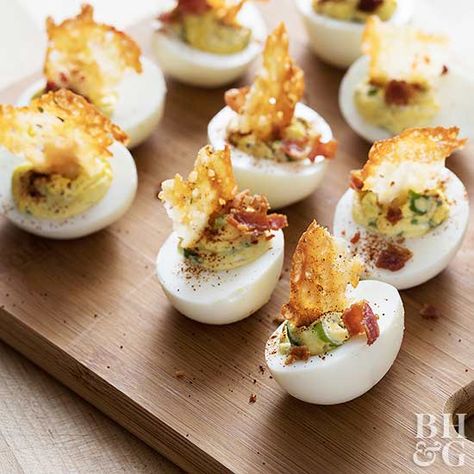 Deviled eggs score a top spot on any list of must-have holiday or party appetizers. Try something new and make these jalapeno popper deviled eggs. With crispy bacon and spicy jalapenos, these are the best deviled eggs you'll ever have. #deviledeggs #eggs #appetizer #recipe Jalapeno Popper Deviled Eggs, Appetizers Football, Deviled Egg Recipes, Best Deviled Eggs, Jalapeno Popper, Party Appetizers Easy, Deviled Eggs Recipe, Deviled Egg, Baked Potatoes