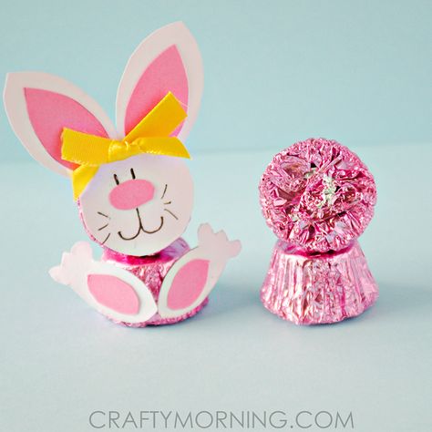 Reeses Peanut Butter Cup Easter Bunnies - Crafty Morning Jelly Beans Easter, Crafty Morning, Easter Favors, Egg Carton Crafts, Easter Bunny Crafts, Candy Crafts, Reeses Peanut Butter Cups, Reeses Peanut Butter, Bunny Decor