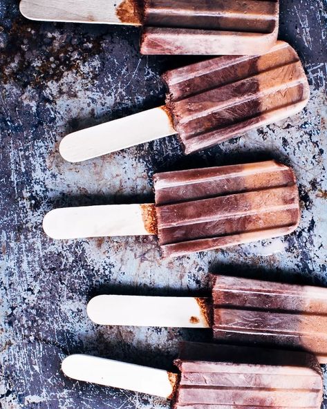 You simply cannot miss this easy and healthy recipe for homemade chocolate fudgesicles. Sweetened with dates, these fudgesicles are sugar-free and come together with only 4 ingredients. Learn how to make this delicious yet guilt-free frozen treat as the perfect summer snack! Healthy Fudgesicles, Fudge Popsicles, Homemade Chocolate Fudge, Fudge Pops, Chocolate Popsicles, Nutella Fudge, Cooking Chocolate, Frozen Chocolate, Paleo Chocolate