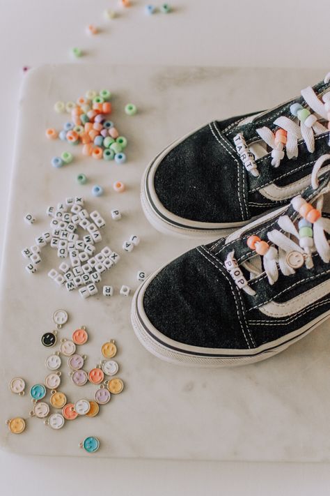 Beaded Laces On Shoes, Beads On Shoelaces, Beaded Shoelaces, Beads On Laces, Shoelace Ideas, Beaded Converse, Alt Shoes, Beaded Shoes, Cute Canvas