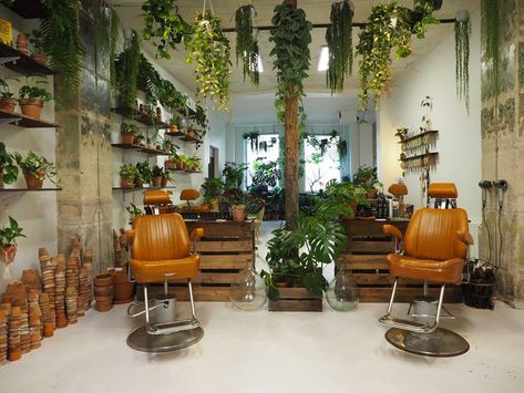 What the Flower: A Hair Salon and Plant Shop in Paris - Gardenista 700 Sq Ft Hair Salon Layout, Plant Salon Decor, Boho Salon Ideas, Studio Salon Ideas, Vintage Salon Decor, Small Hair Salon, Hair Salon Interior Design, Vintage Hair Salons, Small Salon