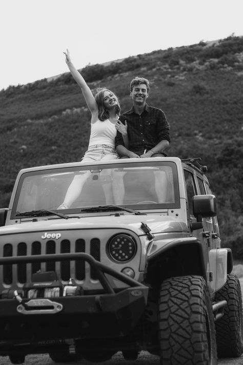 Photography Poses Friends, Jeep Couple, Poses Couple Photography, Aesthetic Jeep, Photoshoot Poses Couple, Poses Friends, Couple Photoshoot Ideas, Poses Couple, Couple Photoshoot Poses