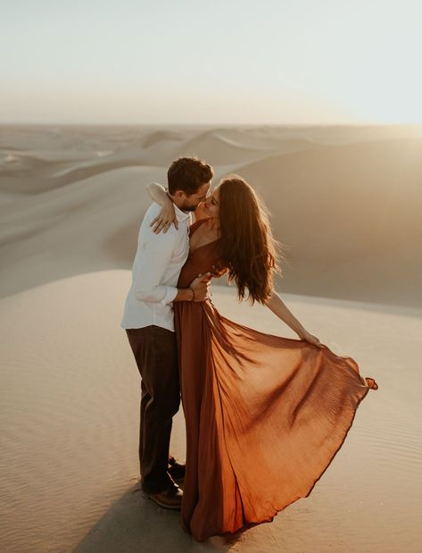 Britt from Bachelor Engagement // Imperial/Algodones Sand Dunes in Southern California San Diego engagement photos Shooting Couple, Engagement Pictures Poses, Engagement Session Outfits, Engagement Poses, Engagement Photo Poses, Engagement Outfits, Engagement Photo Outfits, Engagement Photo Inspiration, Photo Couple