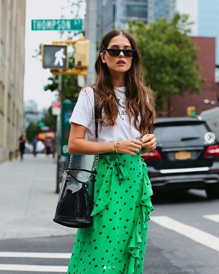 Paola Alberdi, Balenciaga T Shirt, Shirt Outfits, Urban Fashion Trends, Trendy Street Style, Half Skirt, Street Style Summer, Mode Inspo, Tshirt Outfits