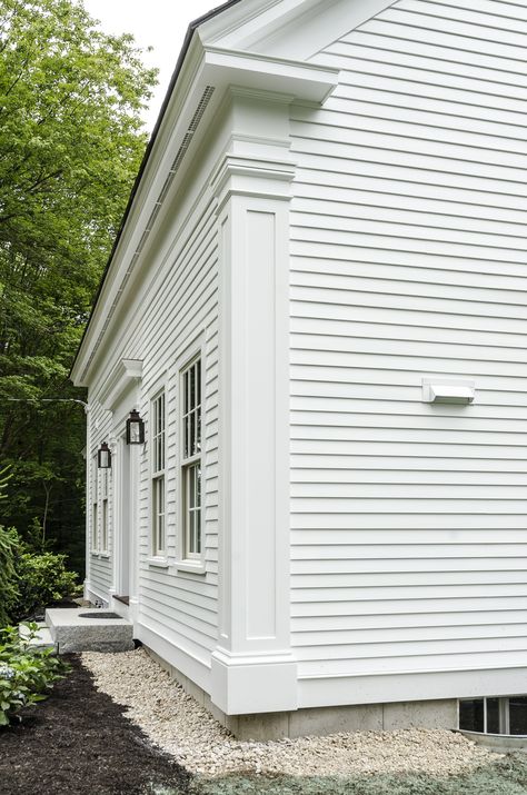 White Clapboard House Exterior, Exterior Crown Molding, Colonial Farmhouse Exterior, Colonial Revival Exterior, House Trim Exterior, Cape House Exterior, Antique Houses, Traditional Entry, New England House