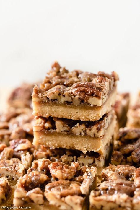 Pecan Shortbread Bars, Caramel Pecan Topping, Chocolate Semifreddo, Shortbread Bars Recipes, Maple Caramel, American Dessert, Pecan Shortbread Cookies, Pecan Shortbread, Caramel Shortbread