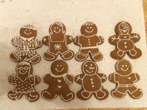 Funny Gingerbread Cookies, Gingerbread Men Decorating Ideas, Gingerbread Man Decorating Ideas, Decorating Gingerbread Men, Winter Bakes, Iced Christmas Cookies, Gingerbread Recipes, Gingerbread Art, Gingerbread Man Decorations