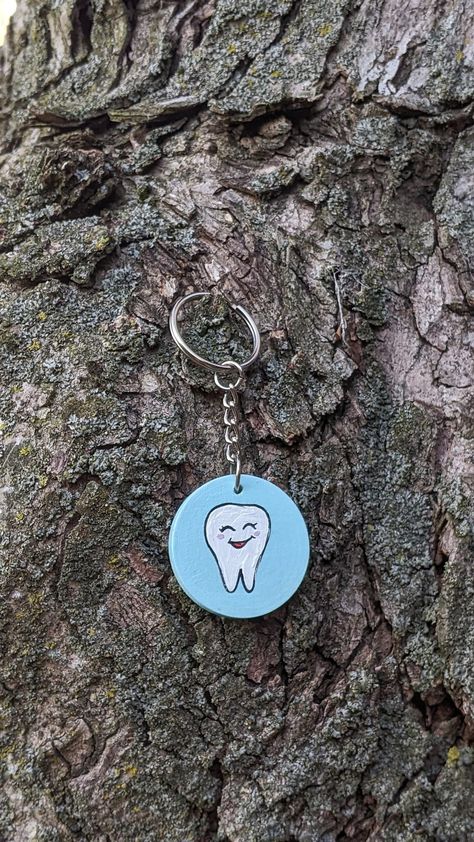 Dentist Painted Rocks, Dentist Painting Ideas, Wood Keychain Painting, Wooden Painted Keychains, Tooth Illustration, Hand Painted Wooden Keychain, Dentist Keychain, Teeth Illustration, Painted Mirror Art