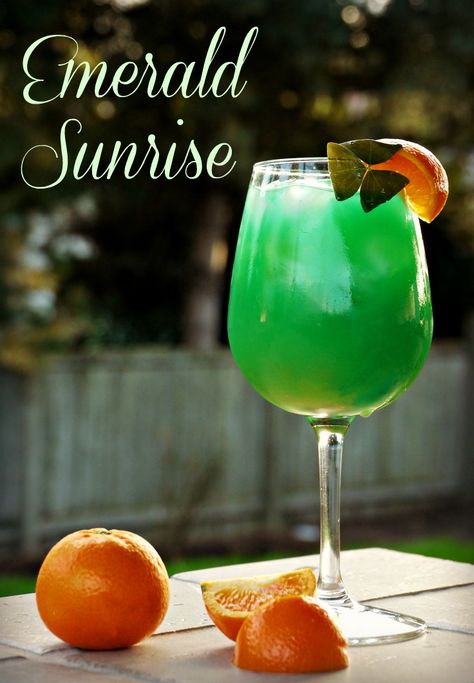 St Patrick's Day Emerald Sunrise | The Good Hearted Woman #cocktail #stpatricksday Sunrise Drink, Green Cocktails, Sunrise Cocktail, St Patricks Day Drinks, Hp Sauce, Green Drink, St Patricks Day Food, Green Cocktail, Green Drinks