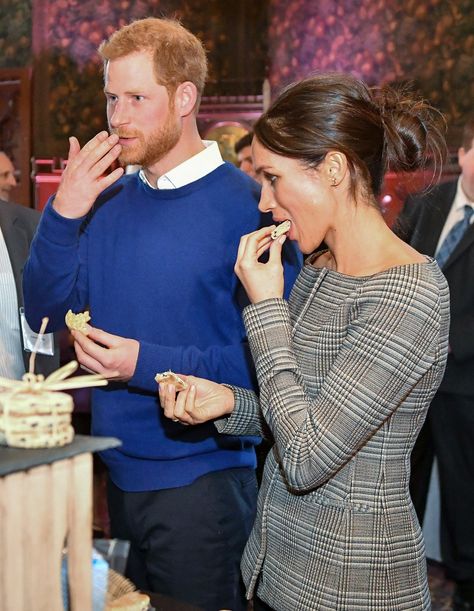 Prince Harry and Meghan Markle announced their wedding cake maker and flavor today via Kensington Palace’s Twitter account. Meghan Markle Diet, Unusual Wedding Cakes, Royal Wedding Cake, Wedding Lunch, Prince Harry Et Meghan, Hot Ones, Prinz Charles, Meghan Markle Wedding, Prins Harry