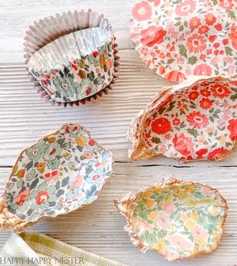 These cute trinket shells are fun to create and just as fun to give as gifts. I bought one of these Decoupage Oyster Shells and tried making this easy craft. I guess Anthropologie sold these shells in their stores a while ago. Decoupage Oyster Shells, Oyster Shells Diy, Oyster Shells Decor, Sea Shells Diy, January Crafts, Oyster Shell Crafts, Shells Diy, Paper Craft Ideas, Cute Gifts For Friends