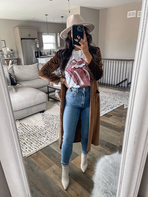 Western Outfit Ideas For Women, Velvet Duster Outfit, Graphic Tee And Jeans Outfit, Tee And Jeans Outfit, White Booties Outfit, Duster Outfit, High Waisted Jeans Outfit, Velvet Duster, Booties Outfit