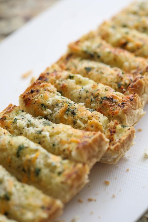 Garlic Bread For A Crowd, Bread For A Crowd, Simple Garlic Butter, Homemade Garlic Bread Recipe, Bake Sale Packaging, Homemade Garlic Butter, Make Garlic Bread, Best Lasagna Recipe, Homemade Garlic Bread