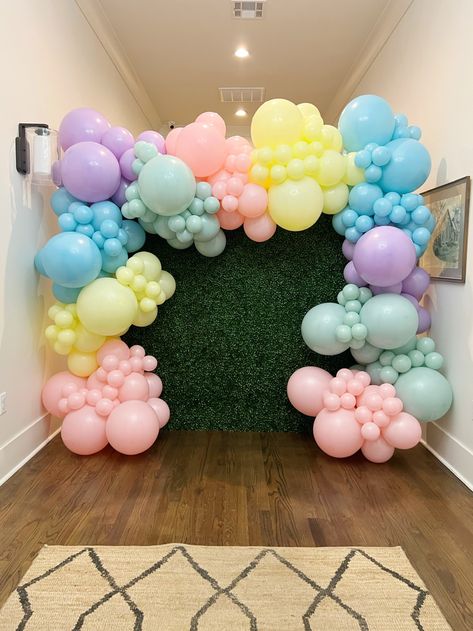 Spring Color Balloon Garland, Easter Balloons Garland, Easter Balloon Arch Church, Easter Ballons Arch, Easter Arch Backdrop, Easter Bunny Backdrop Ideas, Pastel Balloon Decor, Easter Party Backdrop, Easter Ballons Decor