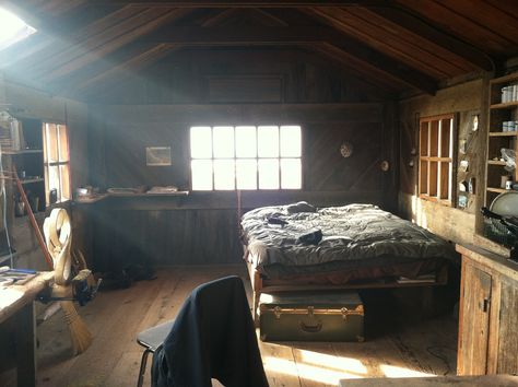 ... Bg Design, Room Photo, Attic Renovation, Casa Vintage, Attic Remodel, Attic Rooms, Attic Bedroom, Cabin Life, Cabin In The Woods