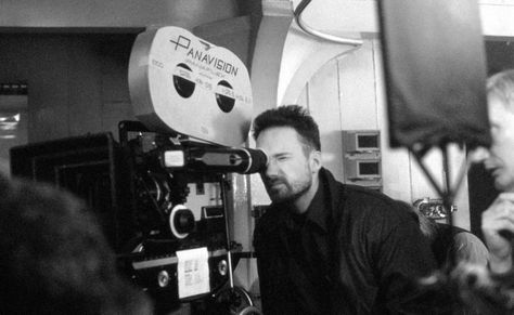 Director David Fincher lines up a camera shot on the set of "Alien 3", 1992. Alien 3, Movie Directors, David Fincher, Aliens Movie, Boys Don't Cry, We Are Best Friends, Where Is My Mind, Camera Shots, Comedy Series