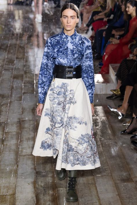 Christian Dior Resort 2019 Paris Collection - Vogue Dior 2019, Haute Couture Style, Fashion Week Dresses, Winter Typ, Couture Mode, Dior Fashion, Dior Couture, Mode Inspo, Work Clothes